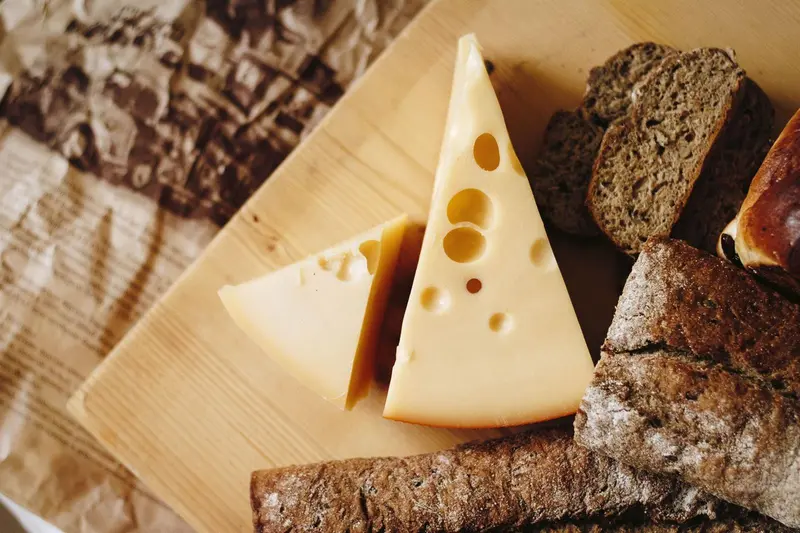 Photo de NastyaSensei: https://www.pexels.com/fr-fr/photo/fromage-en-tranches-sur-table-marron-821365/